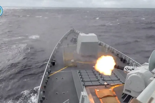 لقطة من فيديو نشرته قيادة المسرح الشرقي لجيش التحرير الشعبي الصيني لسفينة حربية تُطلق مقذوفاً خلال تدريبات شرق تايوان (رويترز)