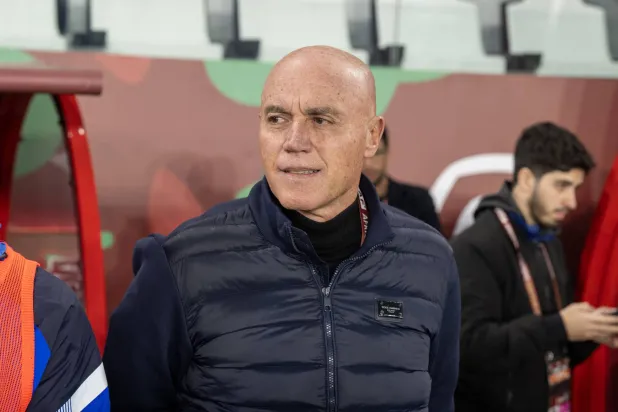 المدرب الأرجنتيني للمنتخب التنزاني آنخيل ميغيل غاموندي (إ.ب.أ)