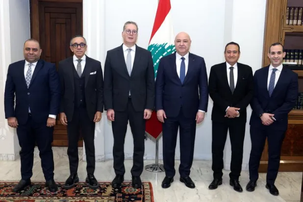 الرئيس اللبناني ووزير البترول المصري عقب توقيع مذكرة تفاهم في مجال الطاقة بين البلدين (الرئاسة اللبنانية)