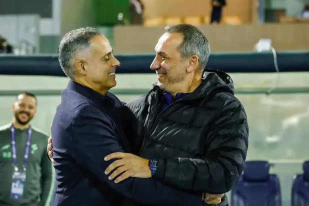 دونيس في حديث مع غوميز مدرب الفتح قبل بدء المواجهة (نادي الخليج) 