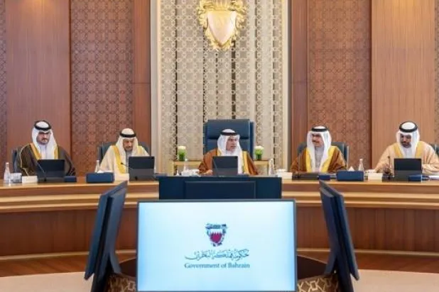 ولي العهد رئيس مجلس الوزراء الأمير سلمان بن حمد آل خليفة خلال اجتماع مجلس الوزراء البحريني (وام)