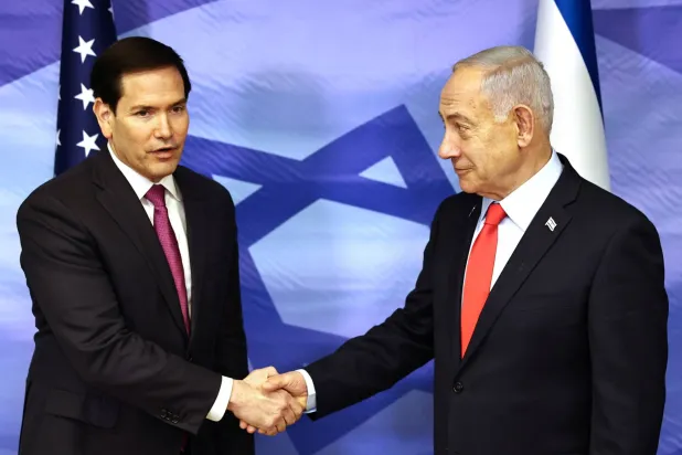 رئيس الوزراء الإسرائيلي بنيامين نتنياهو يصافح وزير الخارجية الأميركي ماركو روبيو بالقدس 23 أكتوبر 2025 (رويترز)