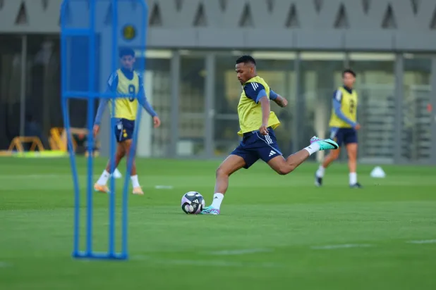 أيمن يحيى خلال مشاركته في الحصة التدريبية الأخيرة (نادي النصر)