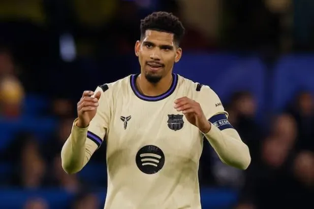 الأوروغوياني رونالد أراوخو قلب دفاع برشلونة (رويترز)