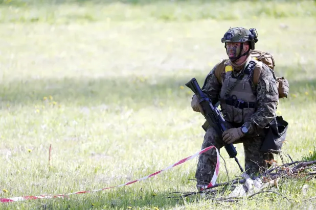 Letonyalı bir asker (EPA)