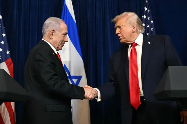 Trump, Florida'daki görüşmelerinin ardından Netanyahu ile tokalaşıyor (AFP)