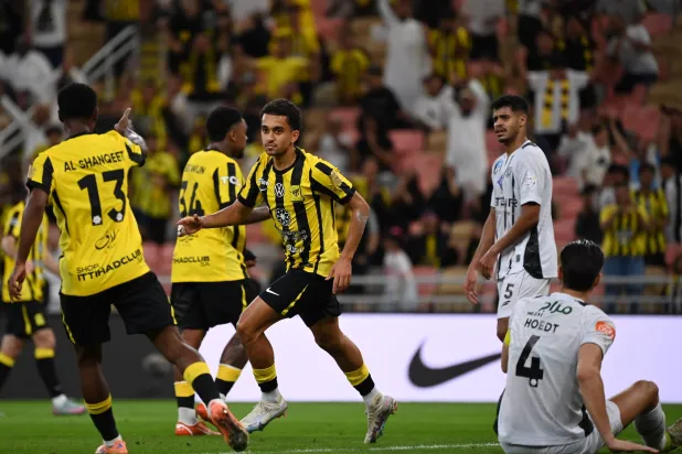 الغامدي فرحاً بهدفه في الشباب ( نادي الاتحاد)