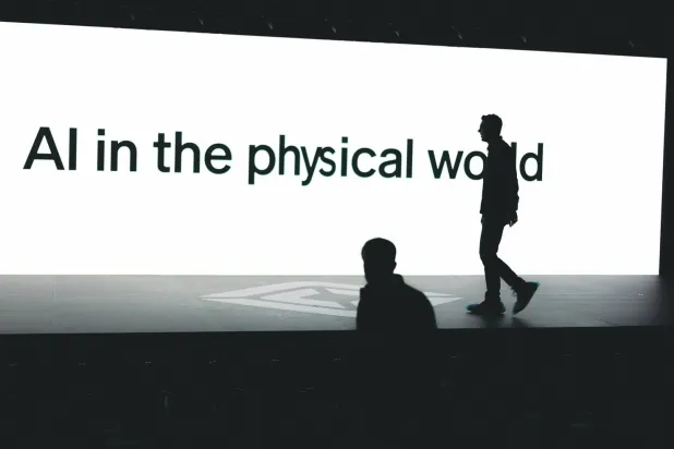 
«الذكاء الاصطناعي في العالم المادي» على شاشة أمام مشاركين بمؤتمر لعرض التطورات في تكنولوجيا القيادة الذاتية بكاليفورنيا في 11 ديسمبر 2025 (رويترز)