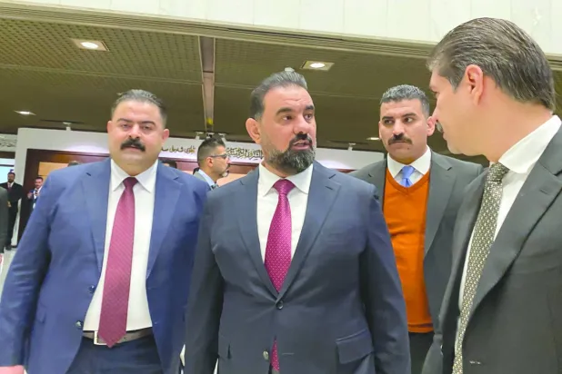 
هيبت الحلبوسي (وسط) أصبح رئيساً للبرلمان العراقي بعد انتخابه في الجلسة الافتتاحية أمس (أ.ب)