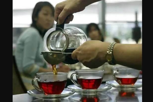 دراسة جديدة كشفت فوائد الشاي لصحة عظام النساء (رويترز)
