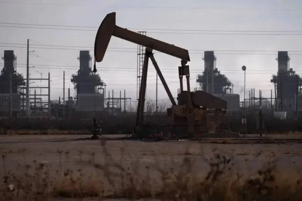 حفارة نفط بالقرب من محطة طاقة توربينية غازية في حقل نفط حوض بيرميان خارج أوديسا تكساس (رويترز)