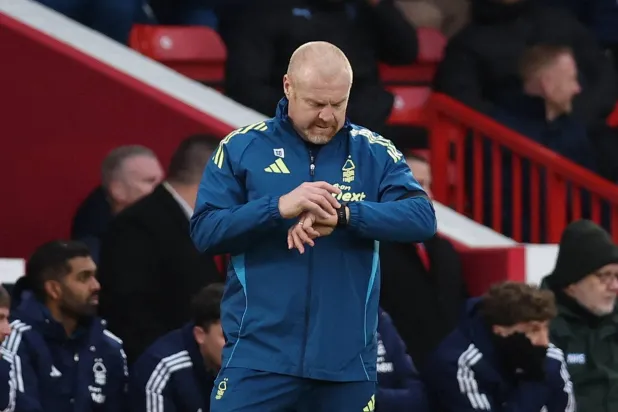 شون ⁠دايك ذكر ‌أن هدف فوز ‍سيتي الذي أحرزه ‍ريان شرقي في الدقيقة ‍83 كان يجب إلغاؤه بسبب خطأ لصالح مورغان غيبس (رويترز)