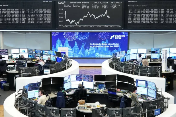 رسم بياني لمؤشر أسهم «داكس» الألماني في بورصة الأوراق المالية في فرنكفورت (رويترز)