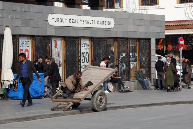 حامل أمتعة ينتظر المتسوقين في ديار بكر (أرشيفية - رويترز)