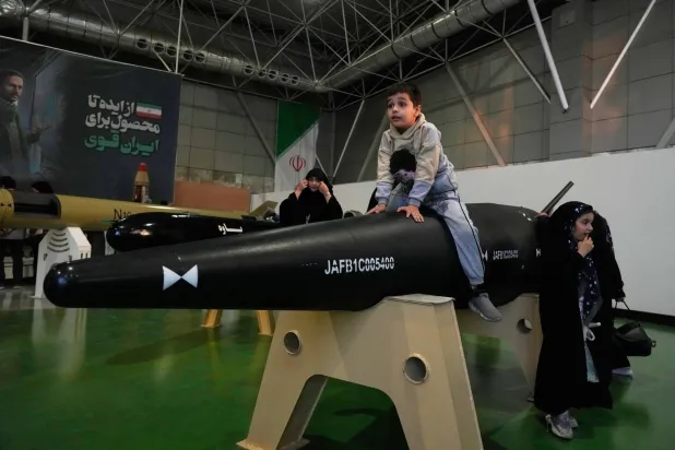 طفل يجلس فوق رأس حربي لصاروخ باليستي في المعرض الدائم التابع لـ«الحرس الثوري» بضواحي طهران نوفمبر الماضي (أ.ب)