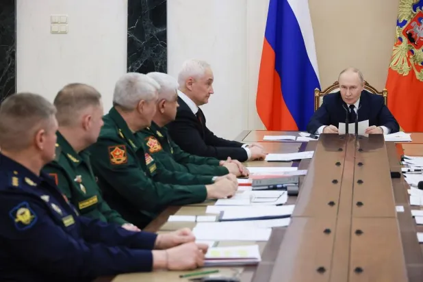 Russian President Vladimir Putin (R) chairs a meeting to discuss Russia's "special military operation" in Ukraine, as Defense Minister Andrei Belousov (2-R) sits nearby, at the Kremlin in Moscow, Russia, 29 December 2025. (EPA/Mikhail Metzel/Sputnik/Kremlin Pool)