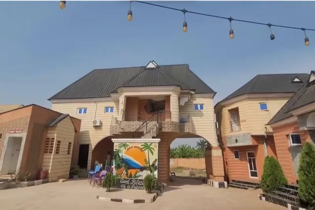 لقطات متداولة لواجهة الفندق بعد القصف الأميركي (تواصل اجتماعي)