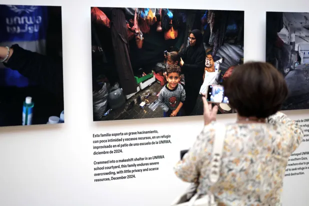 صور من معرض «إيقاظ الضمائر» الذي أقيم سبتمبر الماضي في متحف «تيسين- بورنيميزا» في مدريد لوقف حرب غزة (أ.ف.ب)