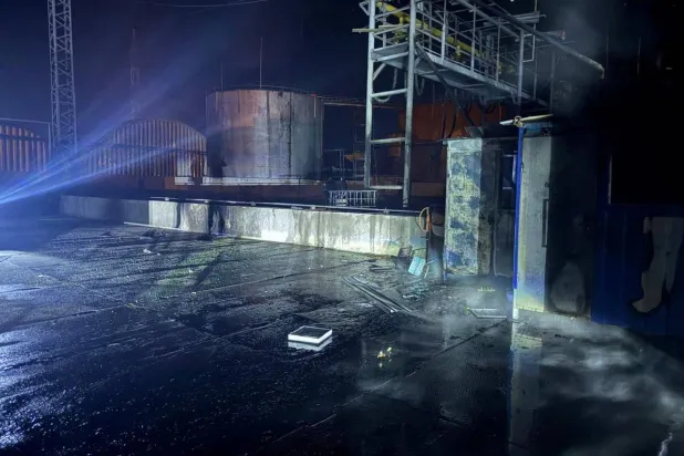 يتصاعد الدخان فوق مجمع ميناء تضرر جراء غارات جوية روسية بطائرات مسيرة خلال الليل في خضم الهجوم الروسي على أوكرانيا في منطقة أوديسا (رويترز)