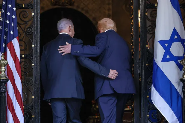 لقاء الرئيس الأميركي دونالد ترمب و رئيس الوزراء الإسرائيلي بنيامين نتنياهو في فلوريدا الاثنين (أ.ف.ب)