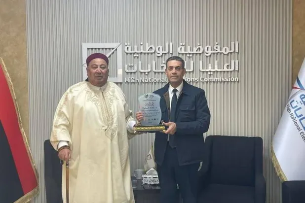 صورة وزعتها مفوضية الانتخابات للقاء رئيسها السايح مع البرعصي