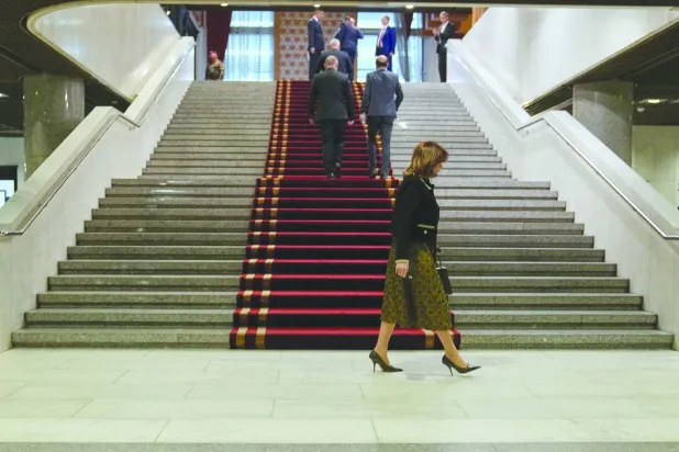 أعضاء في البرلمان العراقي الجديد في طريقهم إلى مكان انعقاد جلستهم الأولى في بغداد (أ.ف.ب)