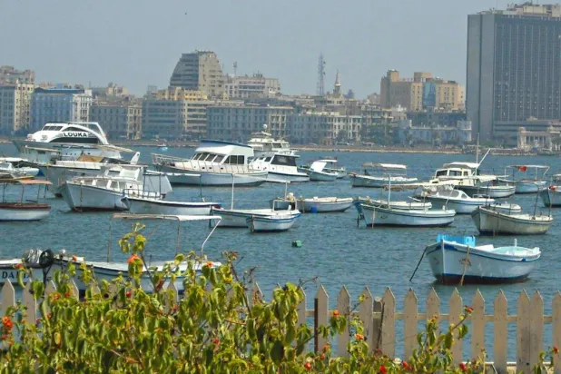 المبنى يطل على البحر مباشرة في منطقة المنشية بالإسكندرية (تصوير: عبد الفتاح فرج)