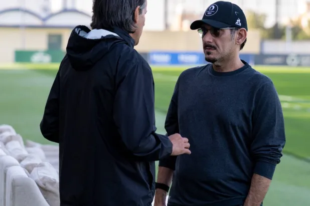 الأمير نواف بن سعد رئيس الهلال في نقاش مع إنزاغي قبل التدريبات الأخيرة (موقع النادي)