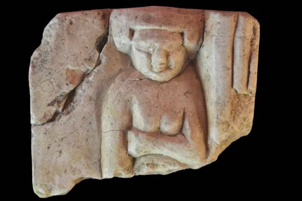 منحوتات من العصر البطلمي في الجبانة الأثرية (وزارة السياحة والآثار)