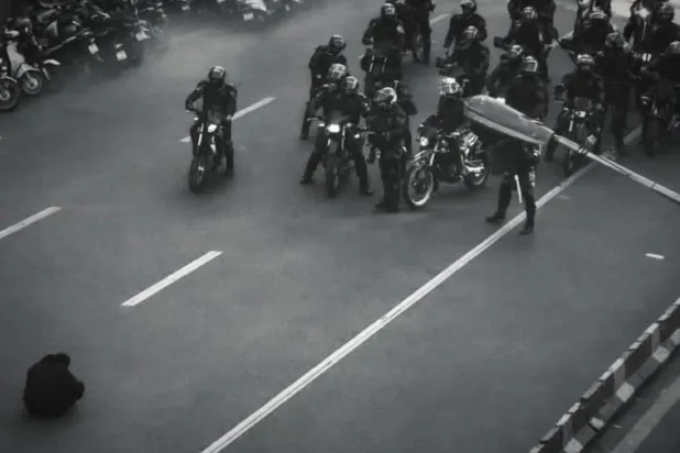 صورة نشرها حساب الخارجية الأميركية الناطق بالفارسية تُظهر انتشار قوات مكافحة الشغب الإيرانية وسط طهران