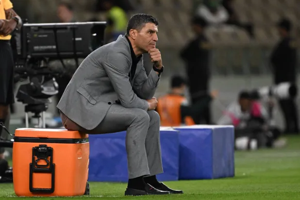 بيدرو إيمانويل مدرب فريق الفيحاء (تصوير: علي خمج)