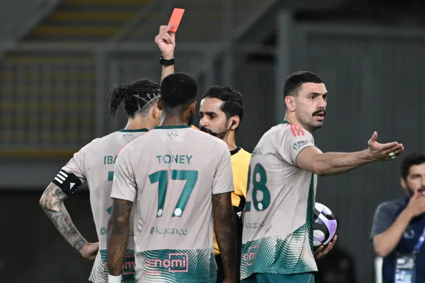 إيبانيز لحظة حصوله على بطاقة حمراء (تصوير: علي خمج) 