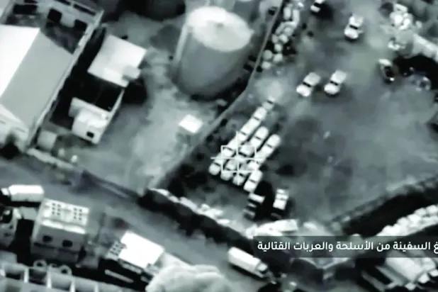 Dün Mukalla Limanı yakınlarında Arap Koalisyonu güçleri tarafından vurulmadan önce askeri kargonun izlendiğini gösteren bir videodan alınmış bir kare (Reuters)