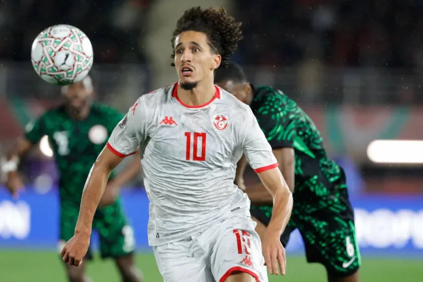 حنبعل المجبري لاعب وسط منتخب تونس (أ.ف.ب)