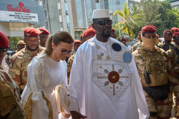  الجنرال مامادي دومبويا برفقة زوجته لوريان دومبويا يصلان لمركز اقتراع للإدلاء بأصواتهما في الانتخابات الرئاسية (ا.ب)