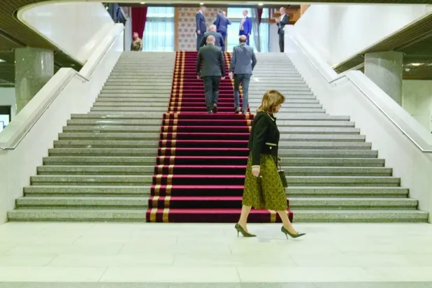 Yeni Irak Meclisi üyeleri Bağdat'ta ilk oturumlarına giderken (AFP)