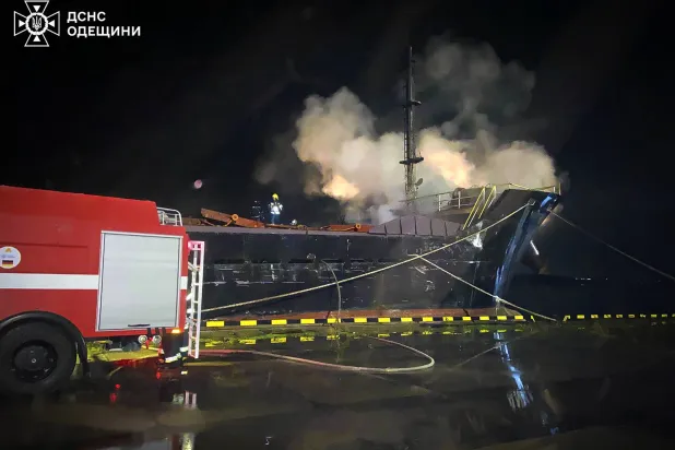 أرشيفي لرجال الإنقاذ الأوكرانيون يعملون في موقع غارة روسية استهدفت بنية تحتية لميناء في منطقة أوديسا (إ.ب.أ)