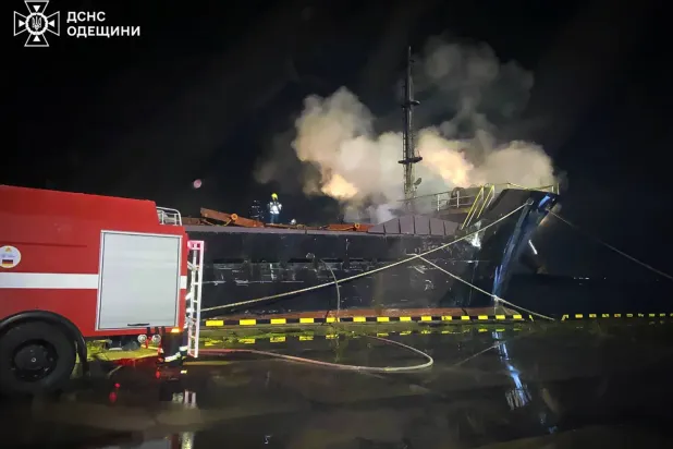 Odessa bölgesindeki liman altyapısını hedef alan Rus hava saldırısının ardından olay yerinde çalışan Ukraynalı kurtarma ekiplerine ait arşivim (EPA)