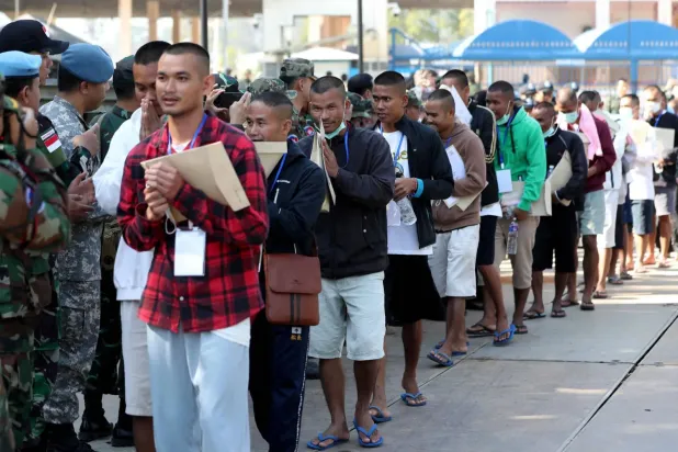 Serbest bırakıldıktan sonra Tayland sınırındaki bir kontrol noktasından geçen Kamboçyalı askerler (AFP)