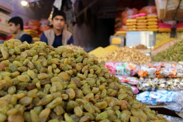 زبون أمام محل للمكسرات في قندهار... وتعد المكسرات أحد أهم المصادر الغذائية الغنية بالزنك (إ.ب.أ)