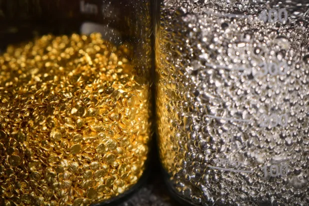 حبيبات من الذهب والفضة في مصنع «كرستسفيتميت» بمدينة كراسنويارسك السيبيرية في روسيا (رويترز)