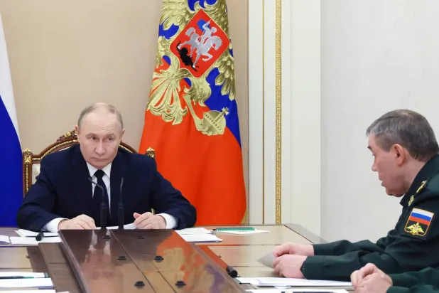 Russian President Vladimir Putin (L) chairs a meeting to discuss Russia's "special military operation" in Ukraine, as Chief of the General Staff of the Russian Armed Forces, First Deputy Defense Minister Valery Gerasimov (R) sits nearby, at the Kremlin in Moscow, Russia, 29 December 2025. (EPA/Mikhail Metzel/Sputnik/Kremlin Pool)