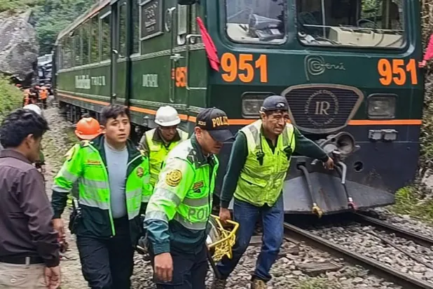 Police officers carry an injured passenger from one of the two trains affected after a head-on collision connecting Machu Picchu with Ollantaytambo in Pampacahua, Cusco Department, Peru, on December 30, 2025. (AFP)