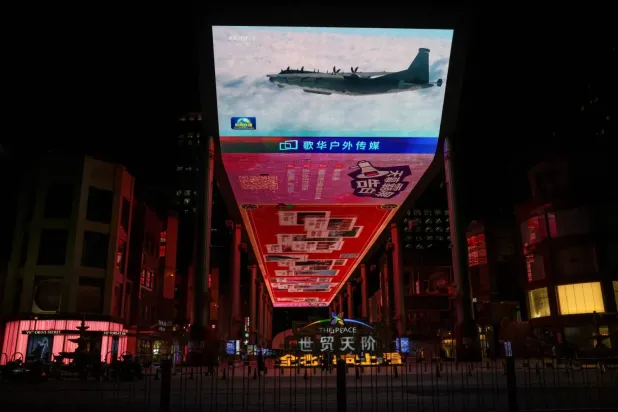 Pekin'deki bir meydanda bulunan dev ekranda, Tayvan çevresindeki Çin askeri tatbikatlarına ilişkin bir haber gösteriliyor. (Reuters)