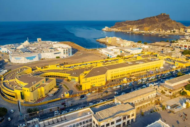 أطلق «البرنامج السعودي لتنمية وإعمار اليمن» سلسلة من المشاريع والمبادرات التنموية التي تغطي قطاعات حيوية (الشرق الأوسط)