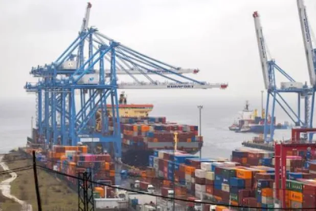 سفينة حاويات في ميناء أمبارلي بإسطنبول (رويترز)