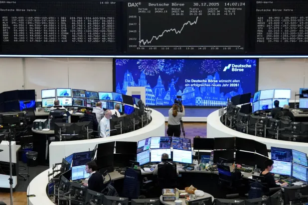 مؤشر أسعار الأسهم الألماني «داكس» يظهر برسم بياني في بورصة فرانكفورت (رويترز)