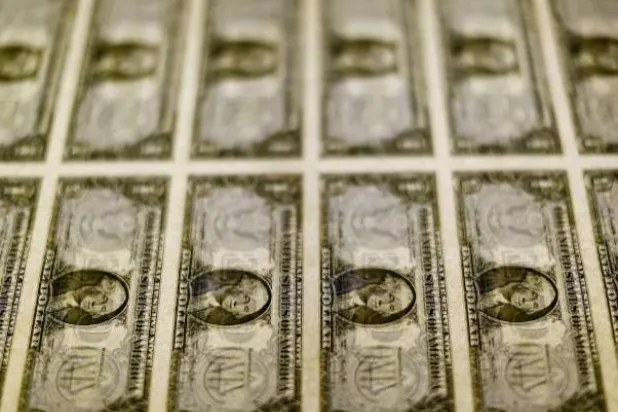 أوراق نقدية من الدولار الأميركي (رويترز)