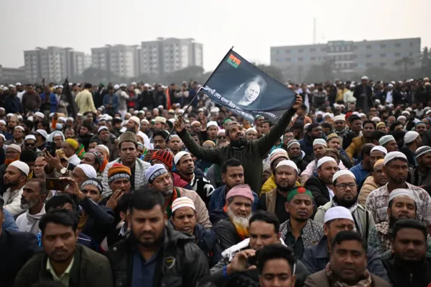 Halide Ziya'nın cenaze törenine katılan Bangladeşliler (AP)