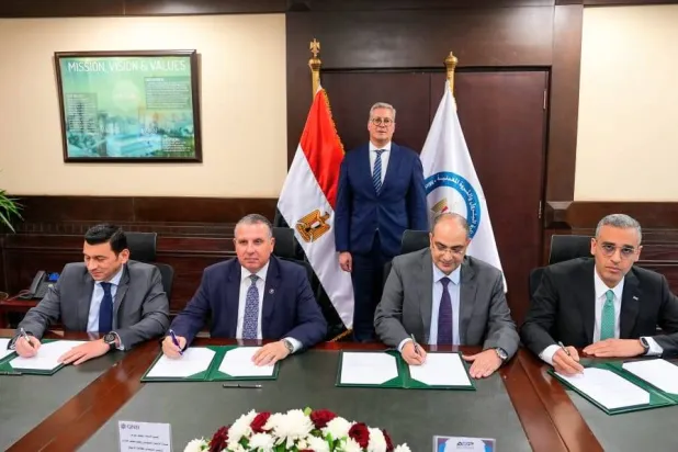 بدوي يشهد توقيع عقد تمويل مع تحالف بنوك لتنفيذ المرحلة الأولى من مجمع إنتاج السيليكون المعدني (وزارة البترول المصرية)